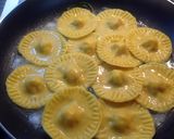 Foto del passaggio 15 della ricetta Ravioli con ripieno di gamberi, amaretti e patata, su crema di asparagi e fonduta di ricotta salata