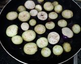Hình bước làm 3 của món Cà tím nhồi thịt sốt cà chua