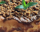 Foto del paso 14 de la receta: Tarta de queso quemada, con crumble de galletas, miel y chía