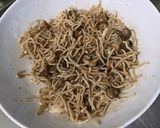 Une image de l'étape 4 de Nouilles japonaises sautées aux champignons, courgettes et épices.