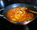 Foto del paso 4 de la receta: Oreja de cerdo con salsa de tomate con alcachofas