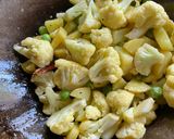 A picture of step 1 of Phulkopi Tarkari.