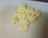 Foto del paso 3 de la receta: Ensalada mixta de col y cogollo con langostinos, palitos de cangrejo, piña y salsa rosa