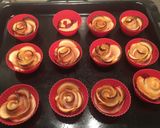 Foto del passaggio 5 della ricetta Rose di pasta sfoglia marmellata e mele