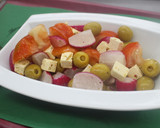Foto del paso 4 de la receta: Ensalada de rábanos y tomate con queso en aceite
