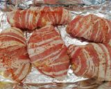 Baconbe tekert, töltött csirkemell, petrezselymes burgonyapürével recept fázis 4 fotója