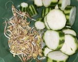 Foto langkah ke 1 dari resep Sayur Bening Oyong, Kemangi & Kecambah.