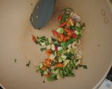 Foto langkah ke 3 dari resep Oseng Jamur Pedas.