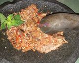 Foto langkah ke 8 dari resep Ikan Asin Tumbuk Sambal Tomat 👍🏻😊.