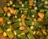 A picture of step 3 of Aloo Bhindi.