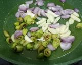 Foto langkah ke 2 dari resep Tumis Pare Ayam Jamur Kuping.