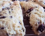 Une image de l'étape 3 de Scones aux pépites de chocolat et raisins secs.