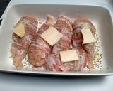 Une image de l'étape 3 de Poulet farci au chèvre et enroulé de lard.