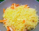 Hình bước làm 3 của món Mì trứng xào mực và thịt xá xíu