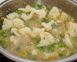Foto del paso 4 de la receta: Merluza en salsa con coliflor y guisantes