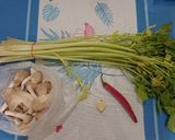 芹菜炒秀珍菇(簡單料理)的食譜步驟1照片