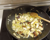 Foto del paso 2 de la receta: Wok de nian gao (pastel de arroz) con verduras