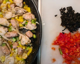 Foto del paso 4 de la receta: Arroz de conejo al horno con trompetas de la muerte🐇🍄