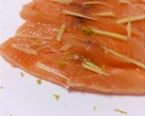 Foto del paso 3 de la receta: Sashimi de salmón con salsa de soja, aceite de sésamo y cítricos
