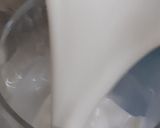 A picture of step 3 of Banana and date shake.