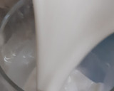 A picture of step 3 of Banana and date shake.