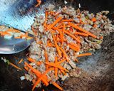 รูปขั้นตอนการทำที่ 4 ของ ฟูซิลี่ผัดพริกกรอบหมูสับ