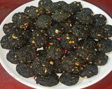 काळा तिल की रेवड़ी (Kala til ki rebdi recipe in Hindi) रेसिपी चरण 6 फोटो