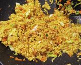 Foto langkah ke 3 dari resep Yellow Fried Rice Tuna.