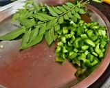कैप्सिकम उपमा विथ पीनट चटनी इन आयरन कड़ाही रेसिपी चरण 1 फोटो
