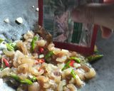 Foto langkah ke 4 dari resep Tumis pedas kikil sapi.