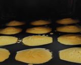Une image de l'étape 2 de Petites madeleines aux fleurs blanches.