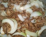 Foto langkah ke 5 dari resep Gyudon / Beef Bowl (daging sapi masak bombay ala Yo**i*oya).