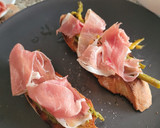 Foto del paso 9 de la receta: Tostadas con espárragos de bote y jamón serrano