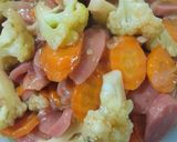 Foto langkah ke 5 dari resep Tumis Kembang Kol+Wortel+Sosis.