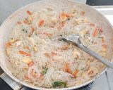 Foto langkah ke 15 dari resep Bihun Goreng Telur Wortel.