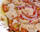Foto del paso 4 de la receta: Carpaccio de tomate con cebolla morada encurtida