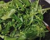 Foto langkah ke 2 dari resep Cah Kangkung Terasi.