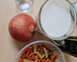 Foto del paso 1 de la receta: Fideos tricolor con crema de cebolla "one pot"
