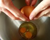Foto del passaggio 2 della ricetta Muffin al cioccolato e amaretti