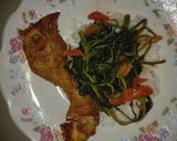 Foto langkah ke 4 dari resep Tumis kangkung sosis.