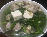 Hình bước làm 2 của món Canh bông hẹ sườn non đậu hủ và thit luộc