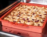 Meggyes-mákos pite krembl tésztával recept fázis 11 fotója