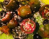 Foto del paso 1 de la receta: Pescado en Costra de Semillas y Aceitunas Negras, acompañado de Uvalinas y Aceitunas en Ensalada