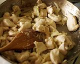 Gombás-kakukkfüves csirkemell recept édesburgonyapürével, rizzsel recept fázis 4 fotója