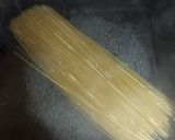 Foto del paso 4 de la receta: Muslos en hierbas y champiñones con fideos al ajo y perejil
