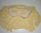 Foto del passaggio 2 della ricetta Mascherine all'arancia con glassa al cioccolato