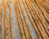 Foto del passaggio 2 della ricetta Grissini di farro aromatizzati con aglio origano e sesamo