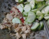 Foto langkah ke 2 dari resep Tumis oyong mie saus tiram.
