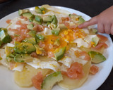 Foto del paso 4 de la receta: Huevos rotos con salmón ahumado y aguacate