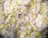 Foto del paso 4 de la receta: Pimientos rellenos de carne y gratinados con salsa de puerro